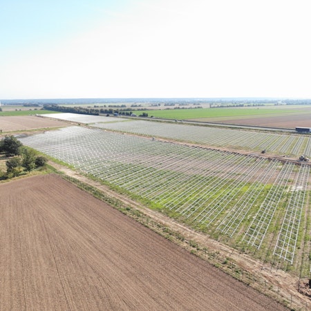 Zu sehen ist eine Solaranlage im Aufbau, die Module sind noch nicht montiert.