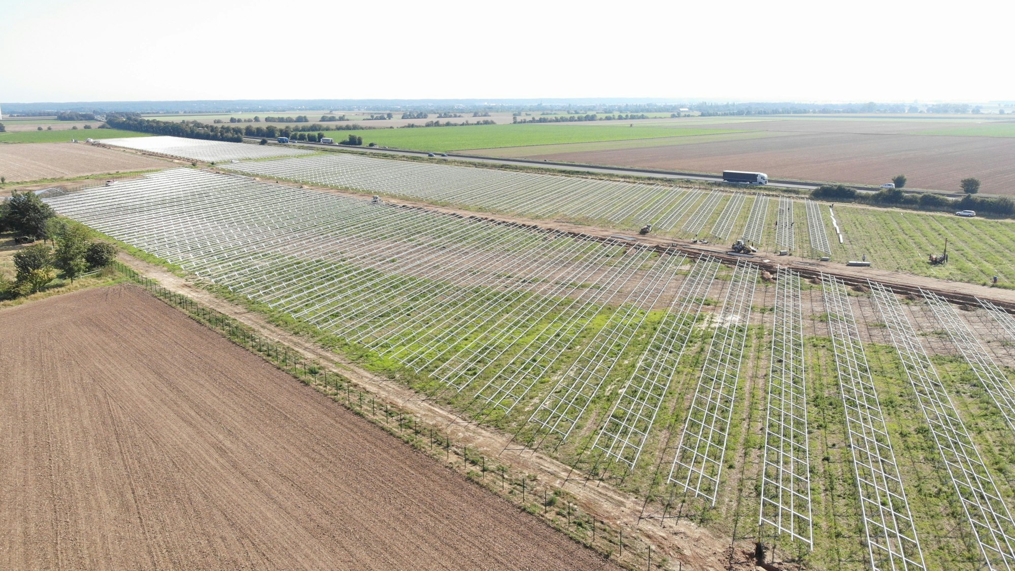 Zu sehen ist eine Solaranlage im Aufbau, die Module sind noch nicht montiert.