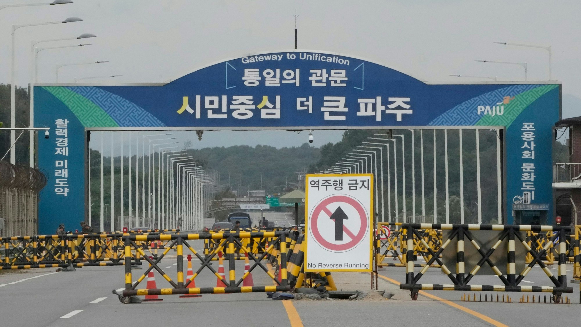 14.10.2024, Südkorea, Paju: Barrikaden stehen in der Nähe der Vereinigungsbrücke, die nach Panmunjom in der demilitarisierten Zone führt.