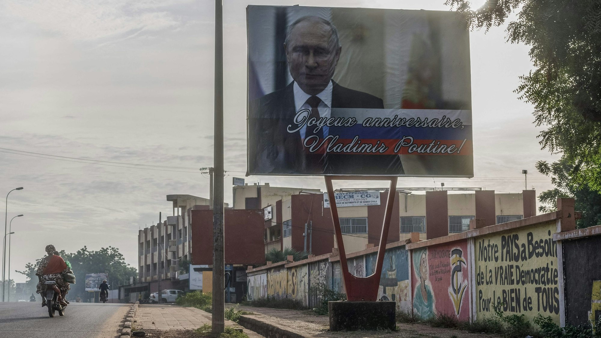 Auf diesem Plakat in Bamako, der Hauptstadt von Mali, werden Geburtstagswünsche an Russlands Präsidenten Putin übermittelt.