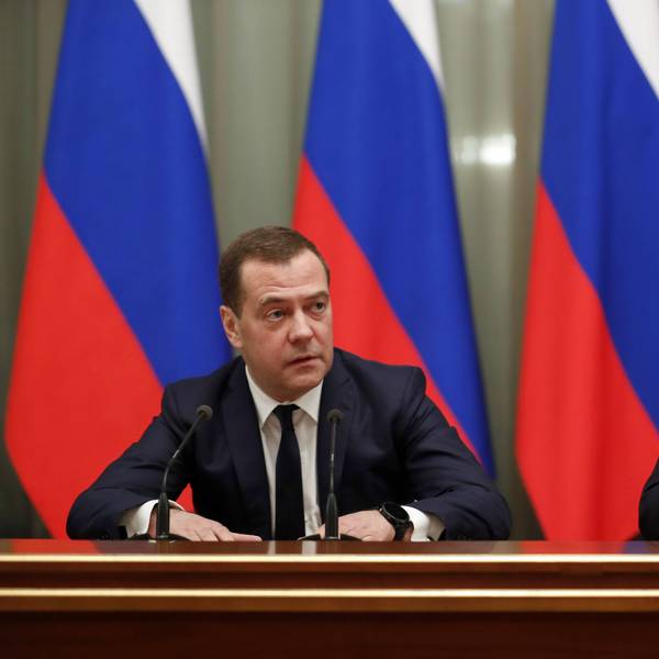 Kremlchef Wladimir Putin (r.) zusammen mit dem ehemaligen Präsidenten Dmitri Medwedew. (Archivbild)