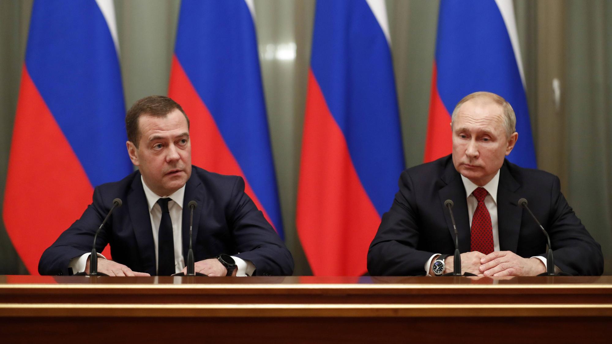 Dmitri Medwedew zusammen mit Wladimir Putin. (Archivbild)
