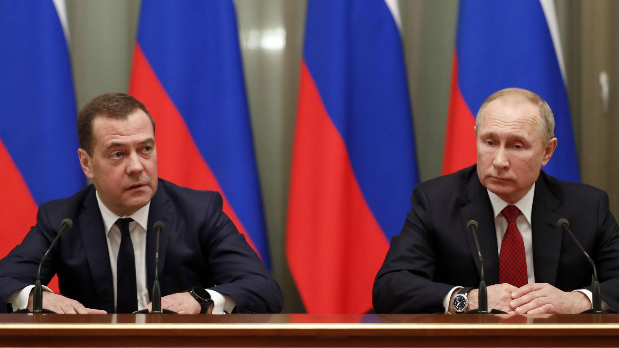 Kremlchef Wladimir Putin (r.) zusammen mit dem ehemaligen Präsidenten Dmitri Medwedew. (Archivbild)