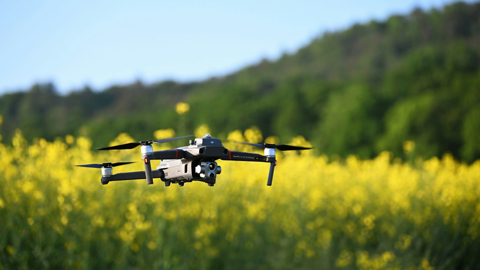 ARCHIV - 15.05.2023, Bayern, Oberschwappach: Eine Drohne startet zum Flug über ein Feld im Landkreis Haßberge. (zu dpa: «Ausweis, Drohnen, Vorname · was sich im November ändert») Foto: Pia Bayer/dpa +++ dpa-Bildfunk +++