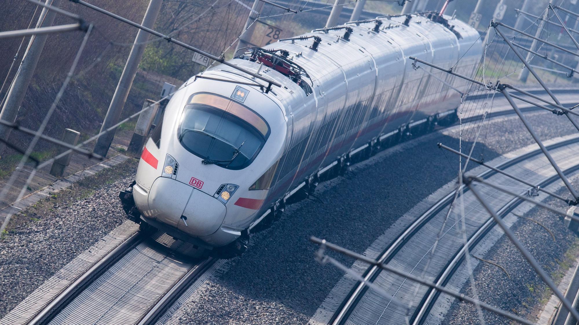 Ein ICE der Deutschen Bahn fährt im Landkreis Hildesheim über die sanierte ICE-Trasse zwischen Hannover und Göttingen.