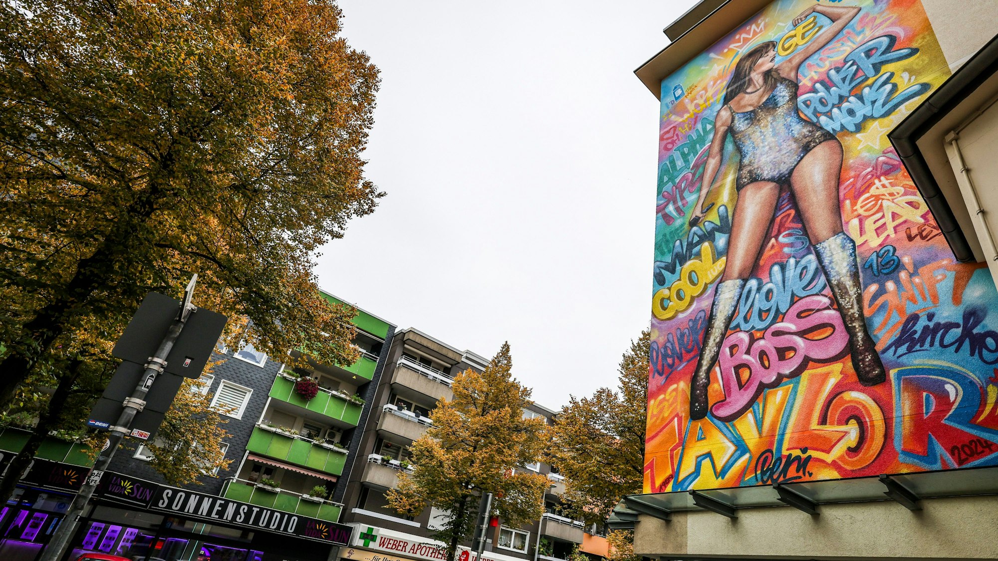 In der Gelsenkirchener Innenstadt wurde ein Taylor-Swift-Graffiti meterhoch an eine Hauswand gesprüht.