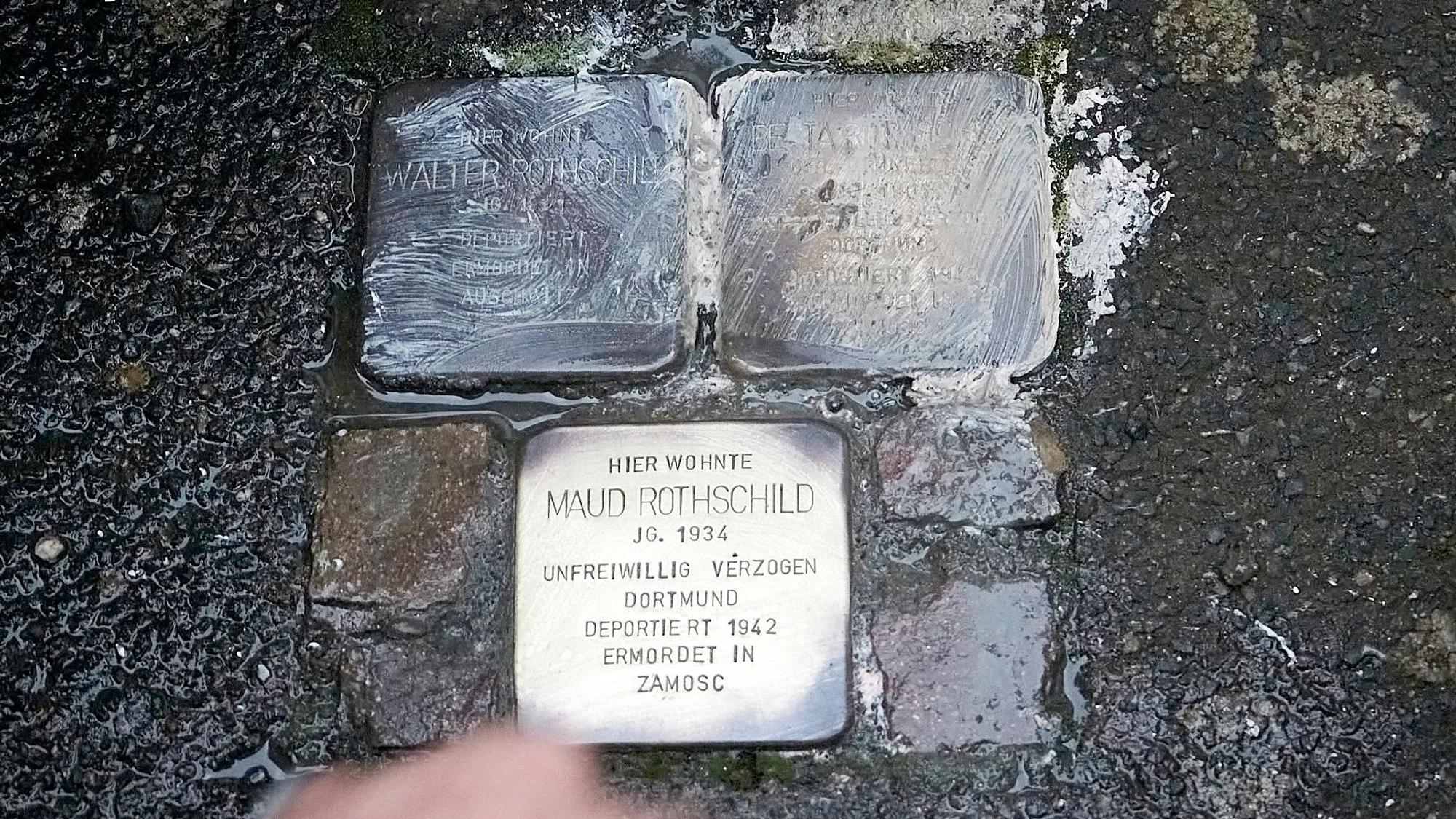 An drei Stolpersteinen, die an die Familie Rothschild erinnern, ist der Erfolg der Putzaktion deutlich zu erkennen: Der Stein oben links hat noch eine deutliche dunkle Patina, der untere glänzt wieder.