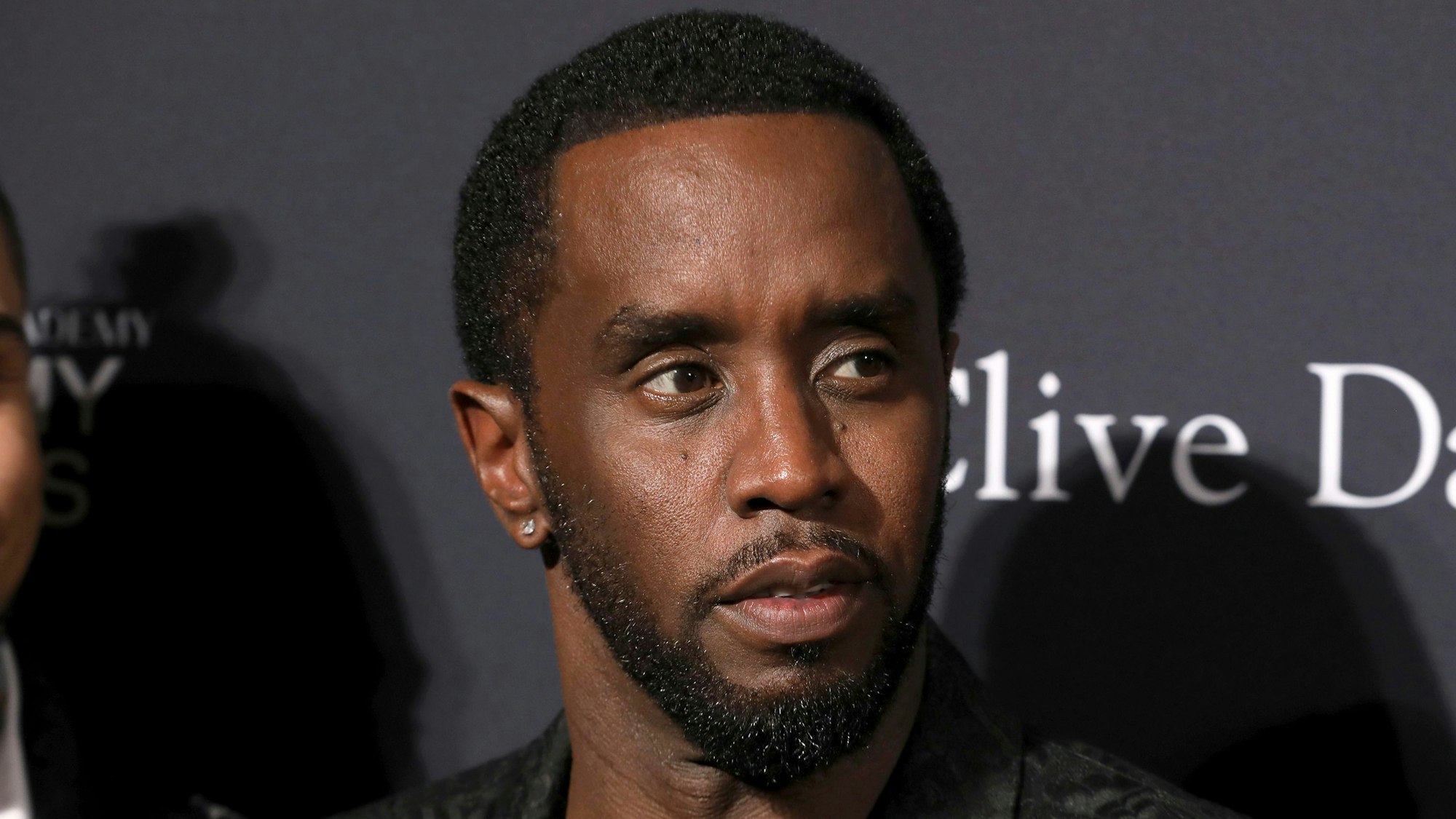 Sean Combs kommt zur Pre-Grammy Gala And Salute To Industry Icons im Beverly Hilton Hotel.