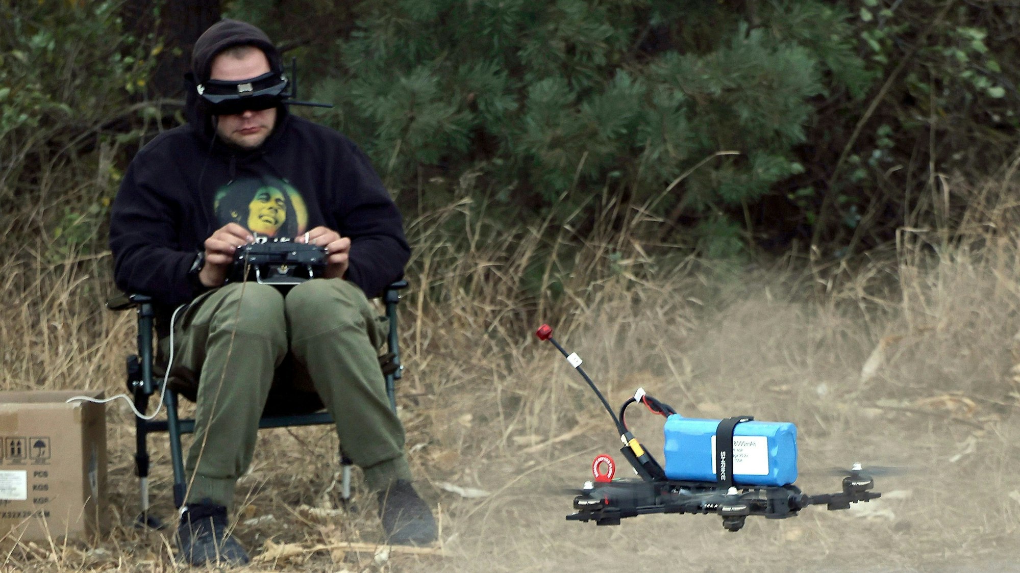 12.10.2024, Ukraine, Ein Drohnenoperator der 57. motorisierten Brigade Otaman Kost Hordiienko startet eine Drohne zur Vorbereitung eines Kampfeinsatzes in der Region Charkiw im Nordosten der Ukraine.