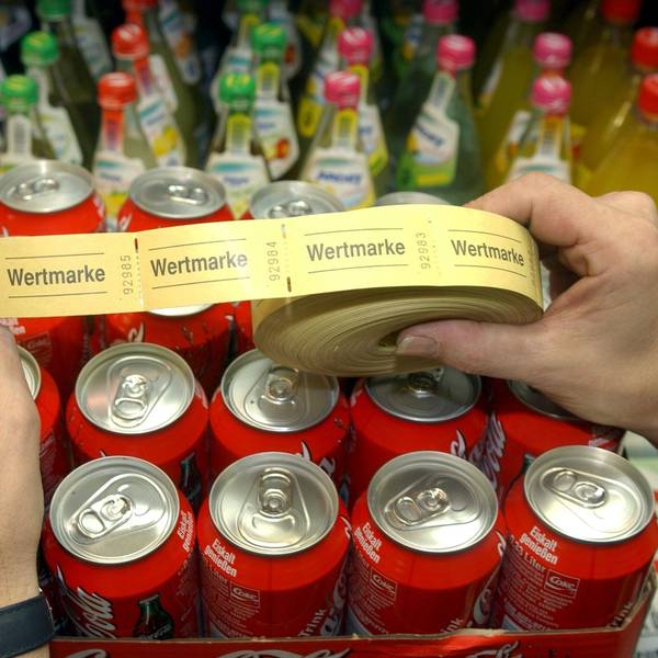 Eine Rolle mit Wertmarken aus Papier und Getränke in Dosen und Flaschen