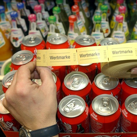 Eine Rolle mit Wertmarken aus Papier und Getränke in Dosen und Flaschen