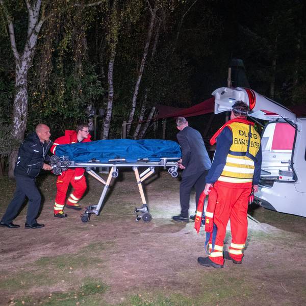 Einsatzkräfte bergen am Fluss Ilmenau eine Leiche.