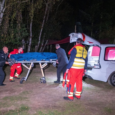Einsatzkräfte bergen am Fluss Ilmenau eine Leiche.
