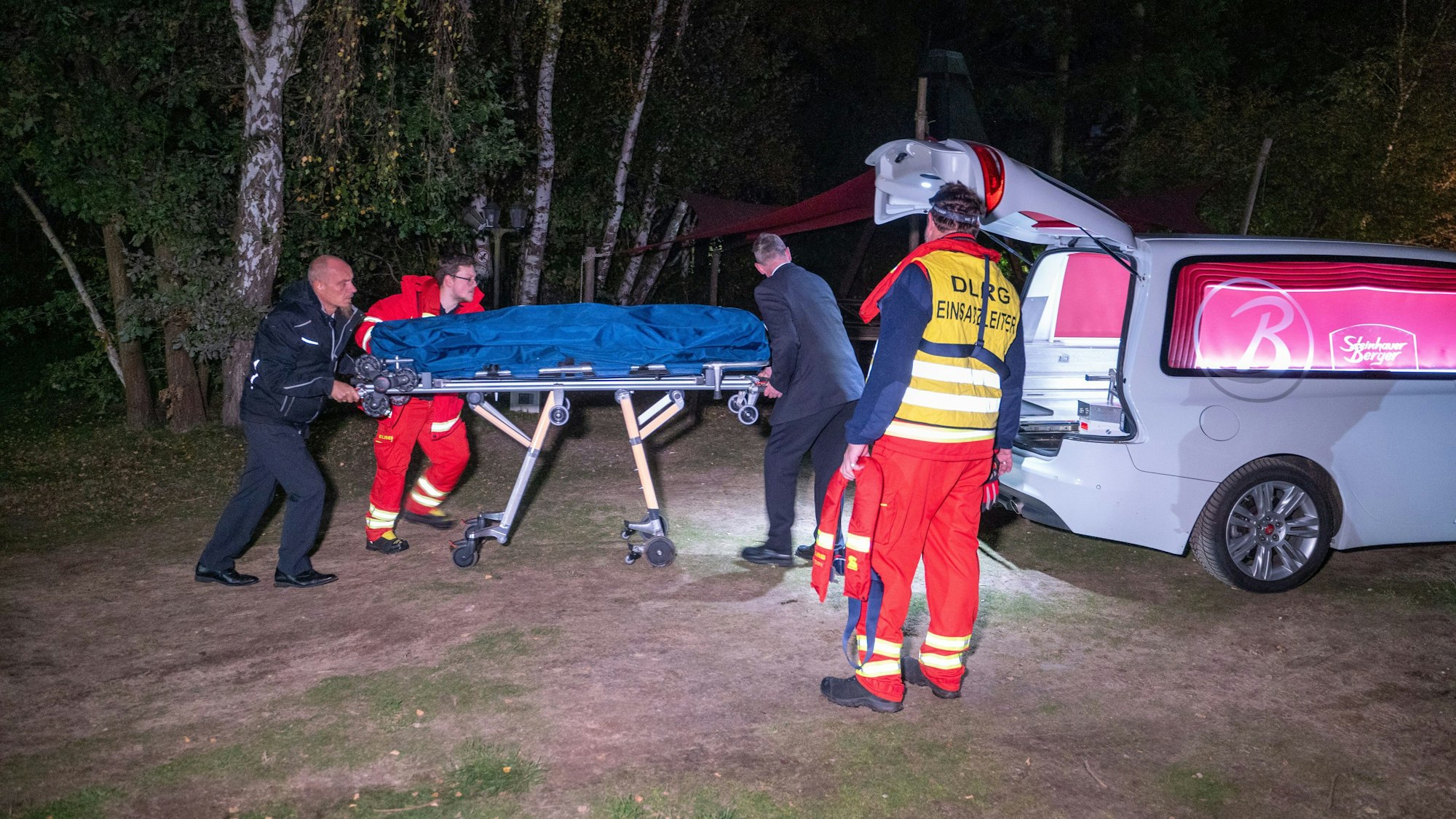 Einsatzkräfte bergen am Fluss Ilmenau eine Leiche.
