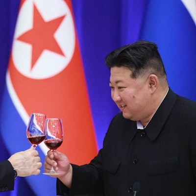 Wladimir Putin und Kim Jong-un stoßen an. Der Kremlchef war Mitte Juni in Nordkorea zu Gast. Beide Länder wollen ihre militärische Zusammenarbeit vertiefen.