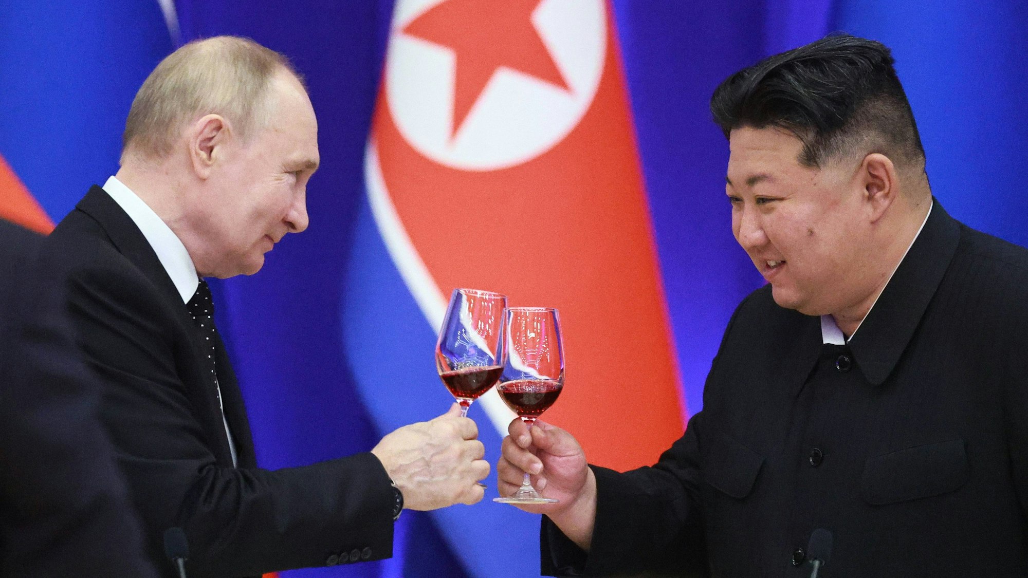 Wladimir Putin und Kim Jong-un stoßen an. Der Kremlchef war Mitte Juni in Nordkorea zu Gast. Beide Länder wollen ihre militärische Zusammenarbeit vertiefen.