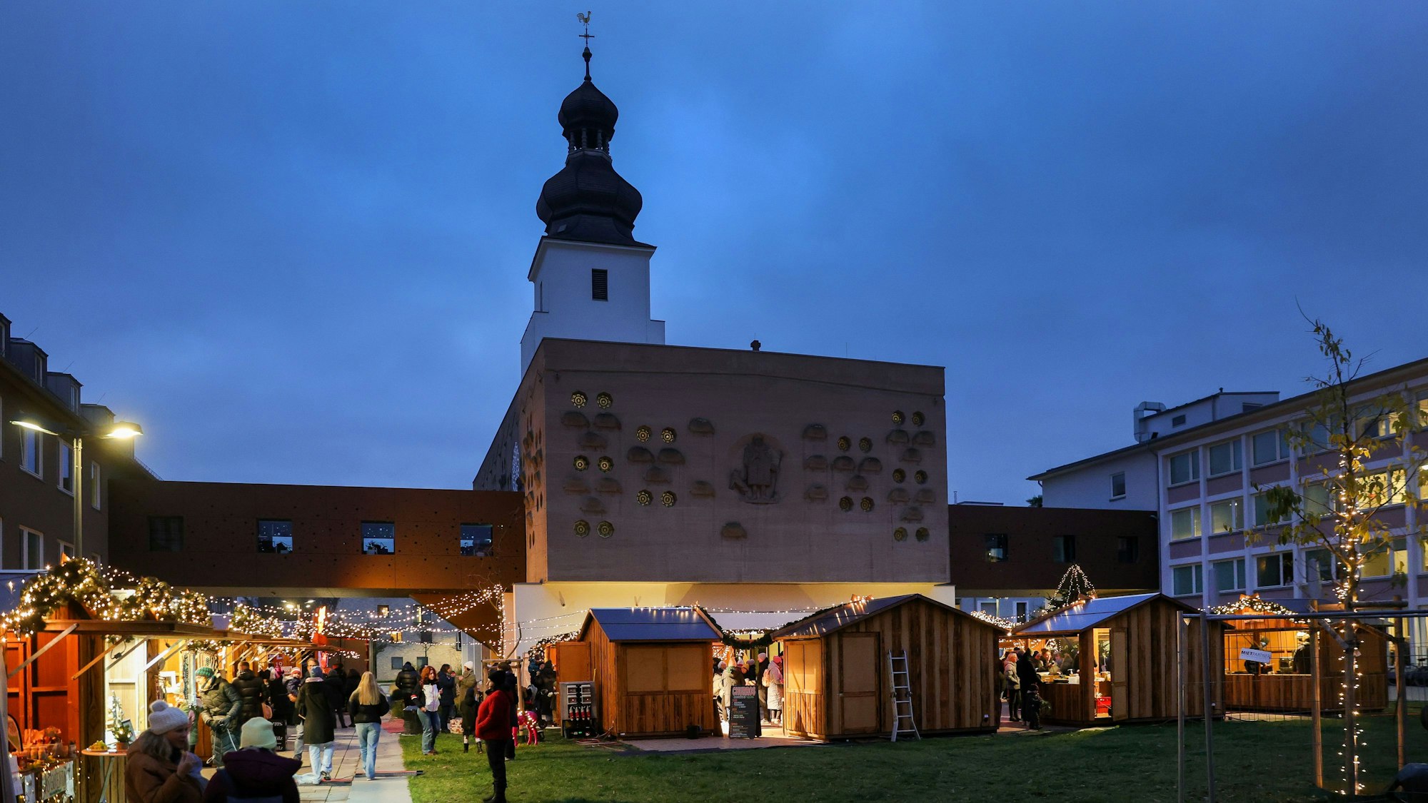 Der Weihnachtsmarkt in Sülz auf dem Elisabeth-von-Mumm-Platz.