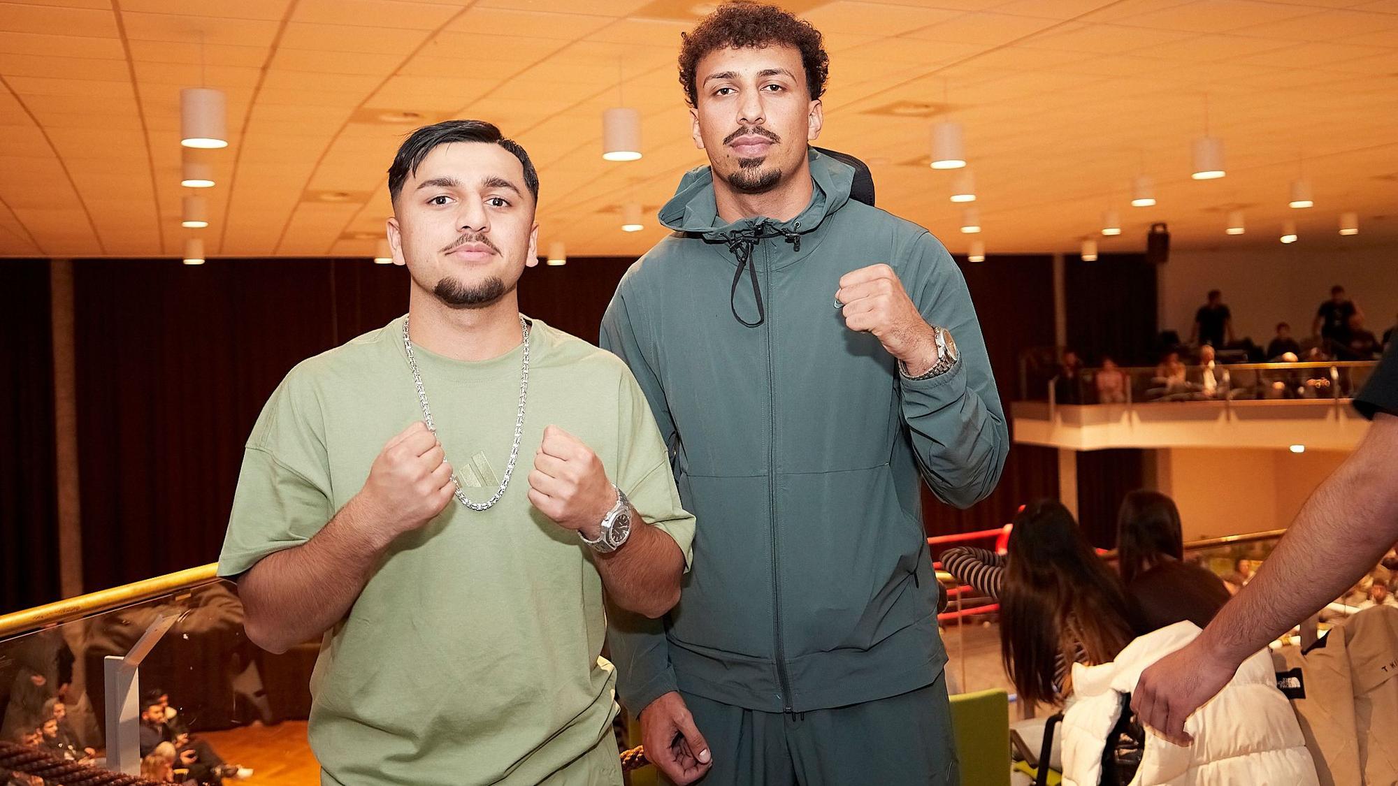 Noorolla Shujaj (links) und Osman Nawabi posieren mit erhobenen Fäusten fürs Foto.