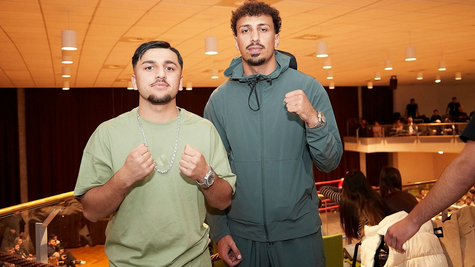 Noorolla Shujaj (links) und Osman Nawabi posieren mit erhobenen Fäusten fürs Foto.