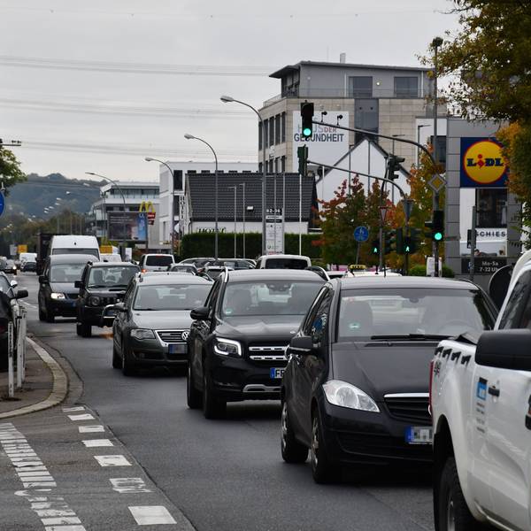 Das Fotos zeigt die dicht befahrene Luxemburger Straße in Efferen.