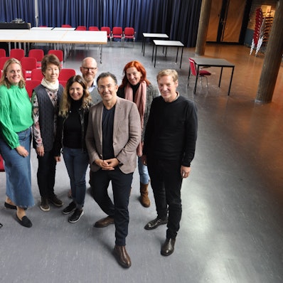 Männer und Frauen stehen nebeneinander.