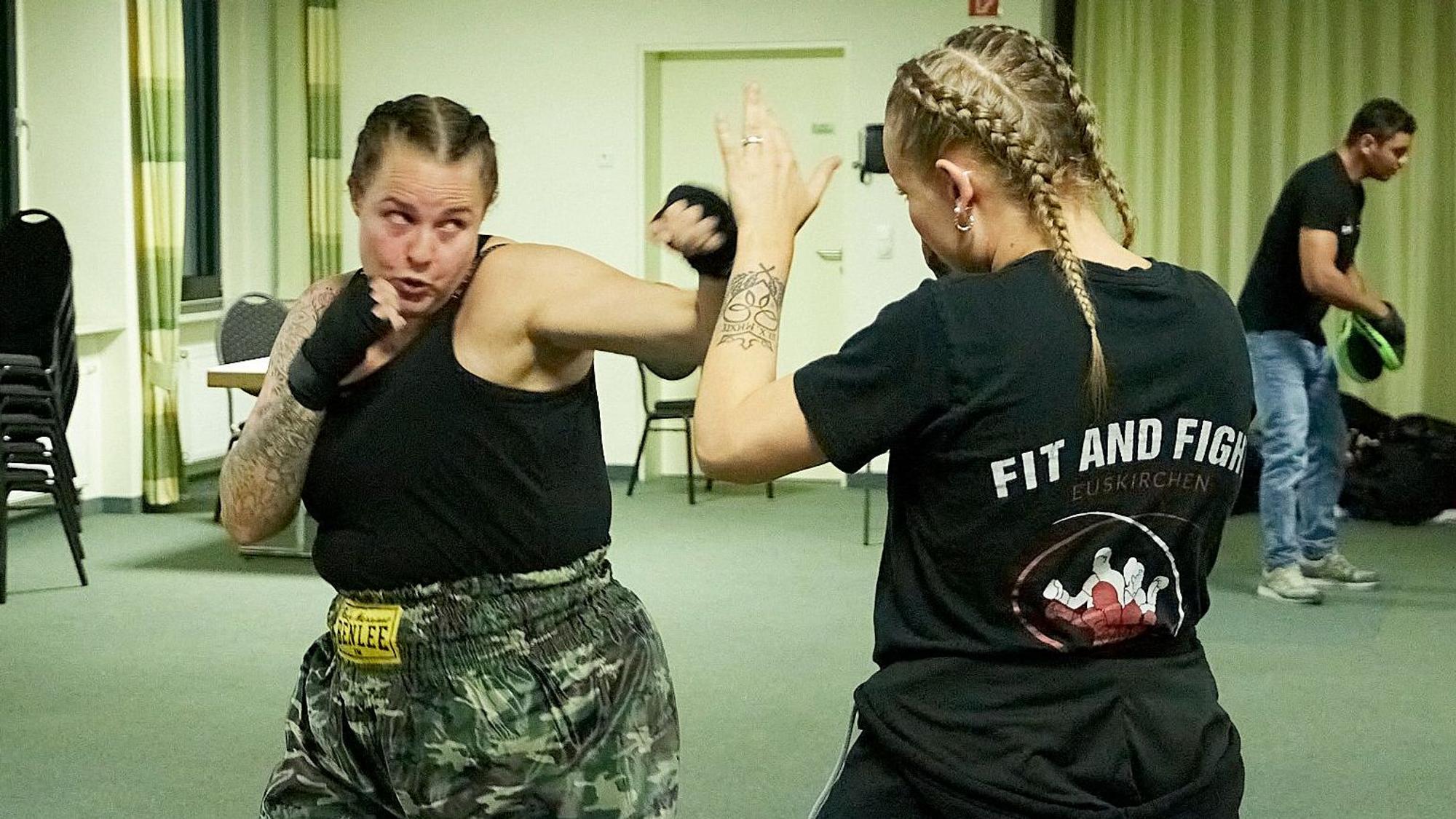 Natalie Bongartz und Ilona Zündorf (rechts) beim gemeinsamen Aufwärmtraining.
