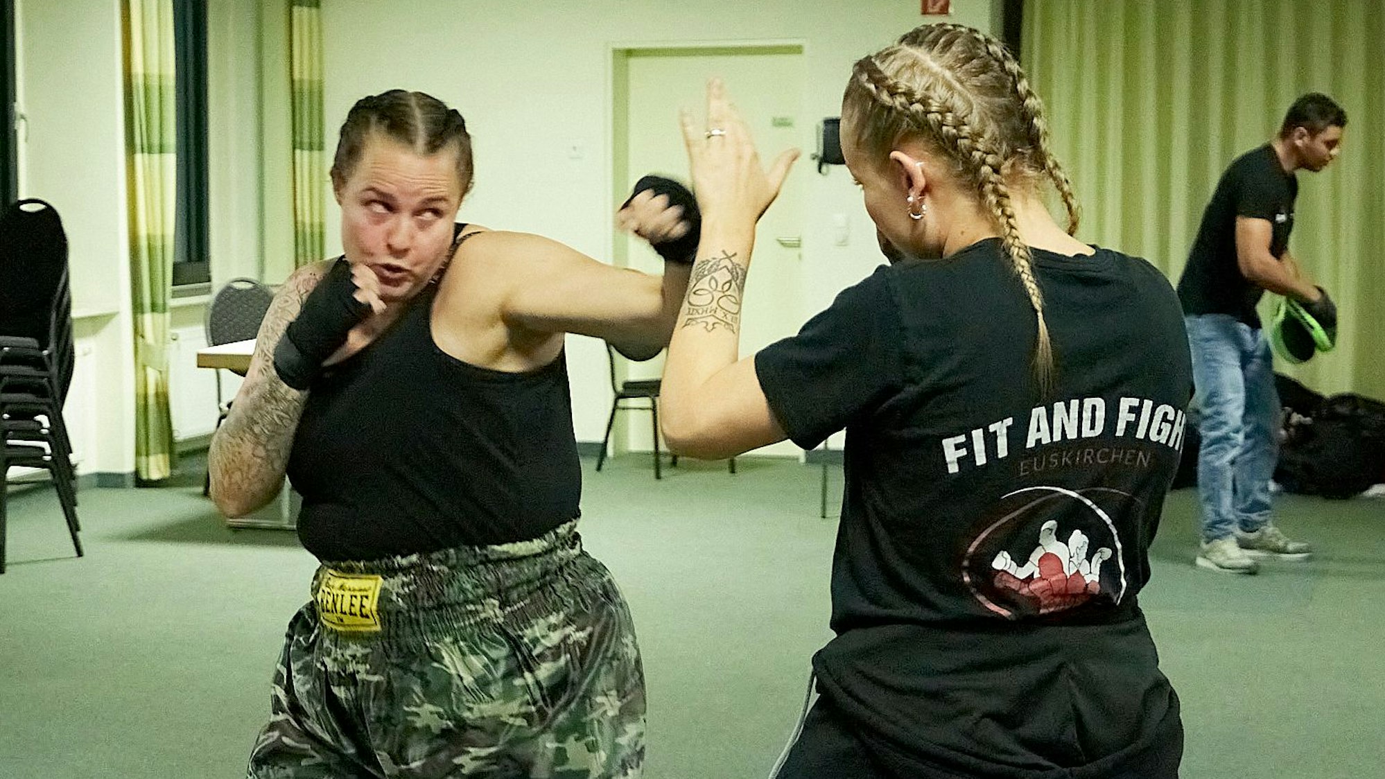 Natalie Bongartz und Ilona Zündorf (rechts) beim gemeinsamen Aufwärmtraining.