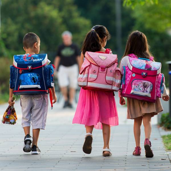 Bevor es zur Schule geht, sollten Kinder den Weg dorthin vorher mit Erwachsenen üben.