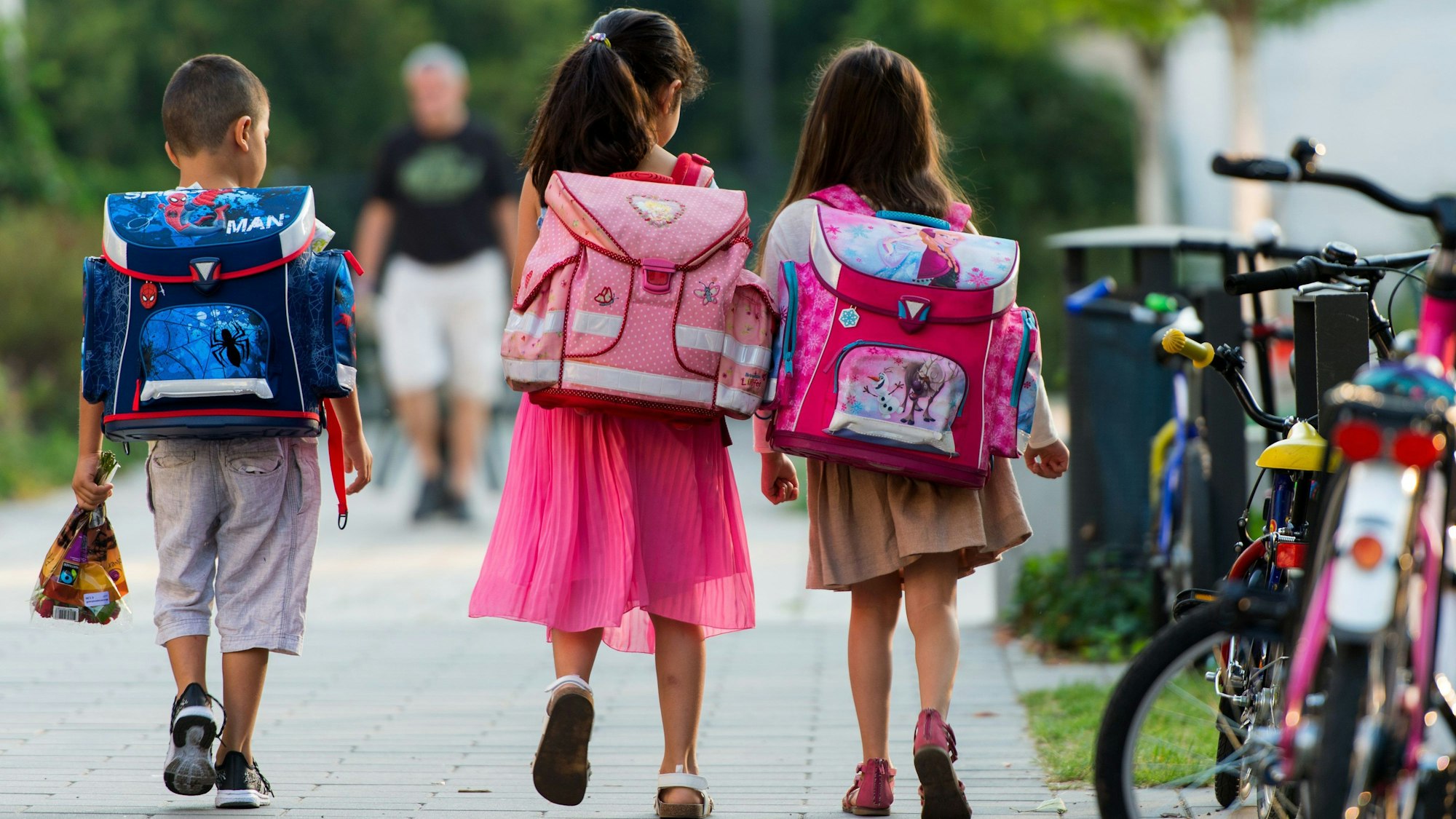Bevor es zur Schule geht, sollten Kinder den Weg dorthin vorher mit Erwachsenen üben.