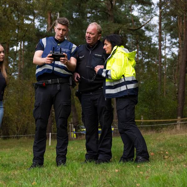 Polizisten suchten mit einer Drohne unweit eines Campingplatzes nach dem Vermissten.