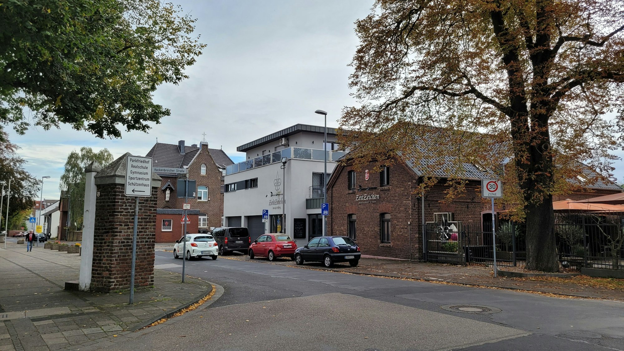 Herbstliche Atmosphäre, ein Auto fährt auf einer Straße.