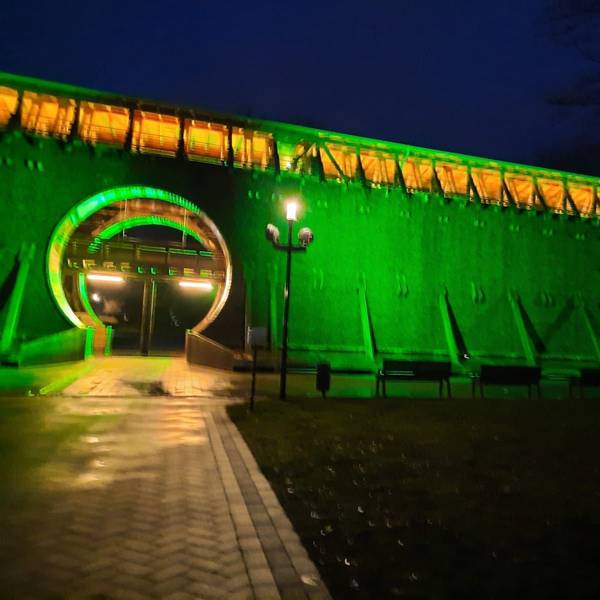 Grün angeleuchtete Salinen in Bad Sassendorf