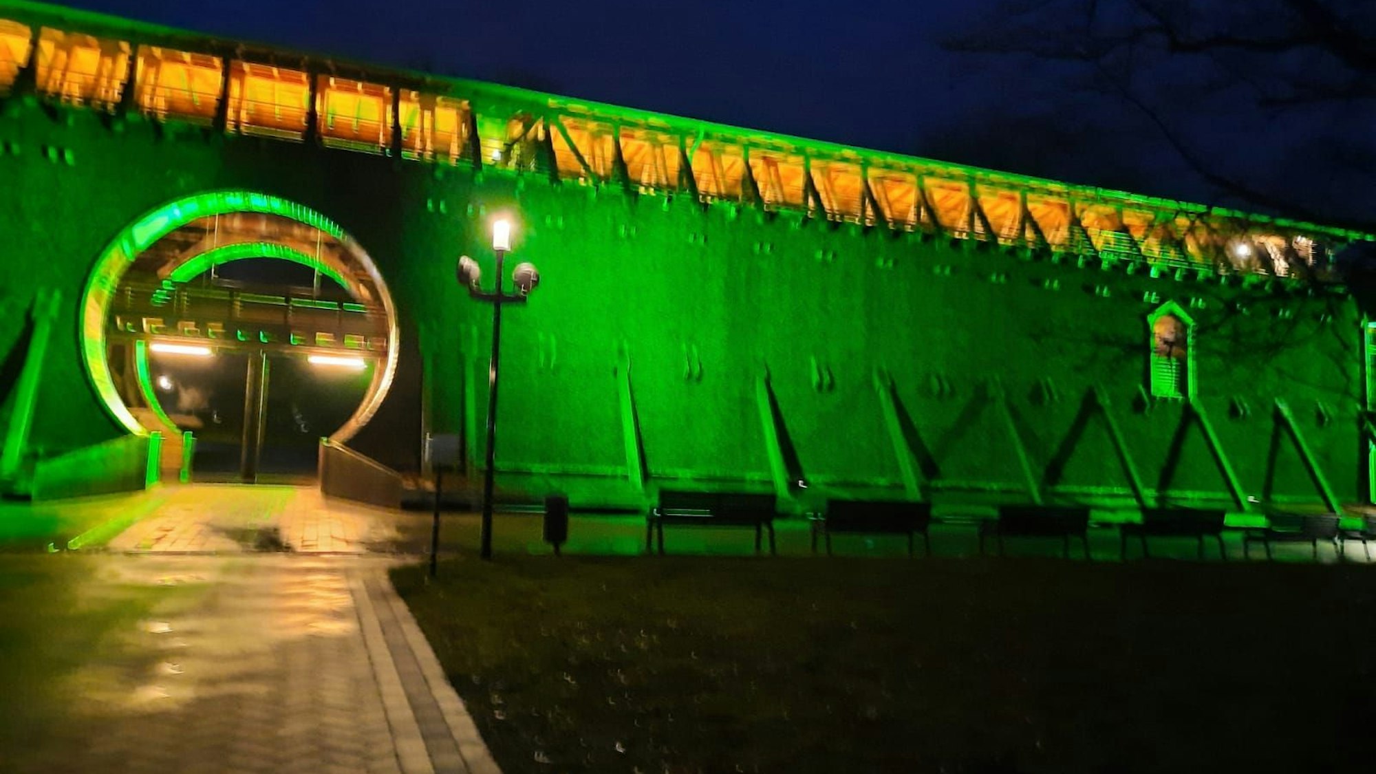 Grün angeleuchtete Salinen in Bad Sassendorf