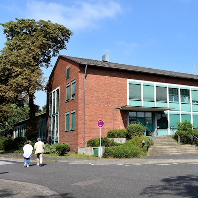 Das Polizeigebäude besteht zum Teil aus rötlichen Backsteinen, die andere Seite ist türkis gestrichen.