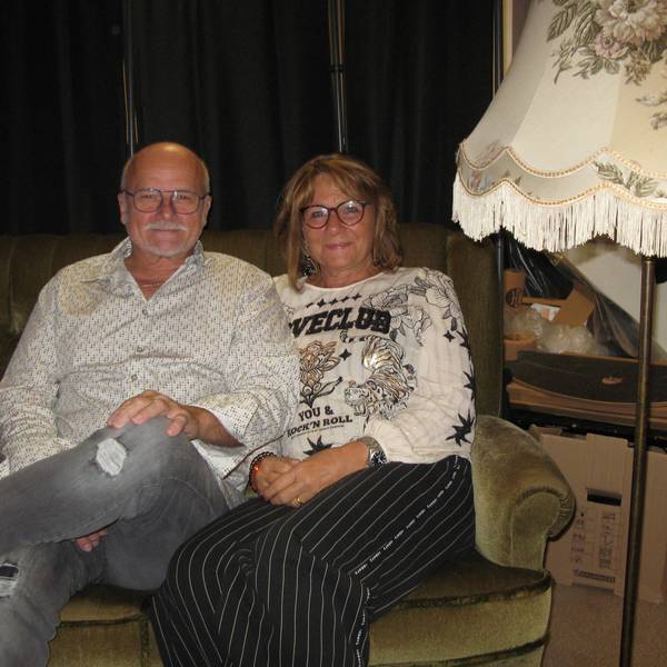 Ingo und Gaby Teusch sitzen auf dem Hennefer Sofa, rechts daneben steht eine altmodische Stehlampe.