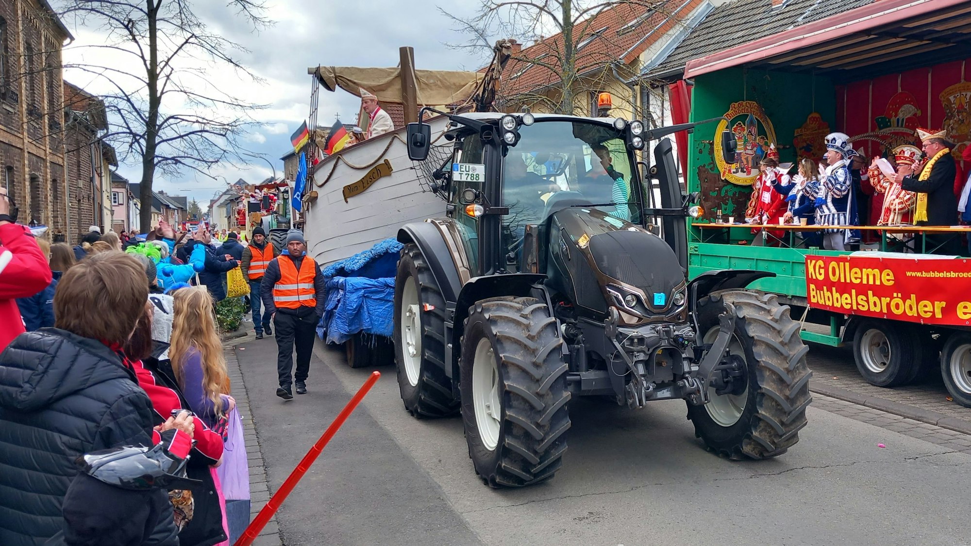 Karnevalswagen 2024 im Zug von Ollheim