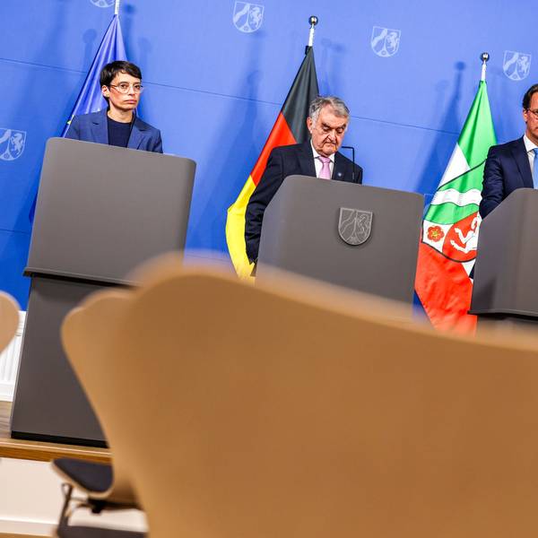 Josefine Paul, Herbert Reul, Hendrik Wüst und Benjamin Limbach stehen hinter Pulten.