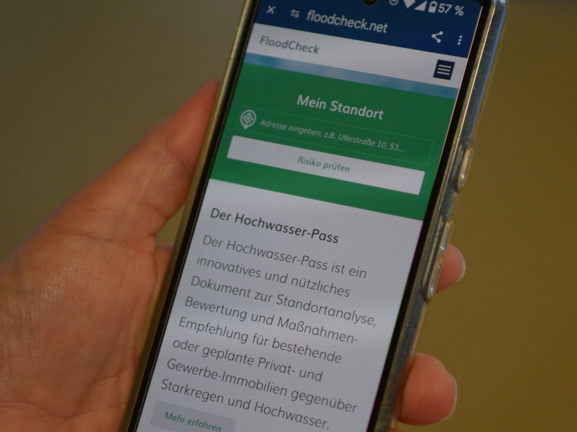 Das Bild zeigt die Öffnungsseite von „floodcheck.net“ auf einem Smartphone.