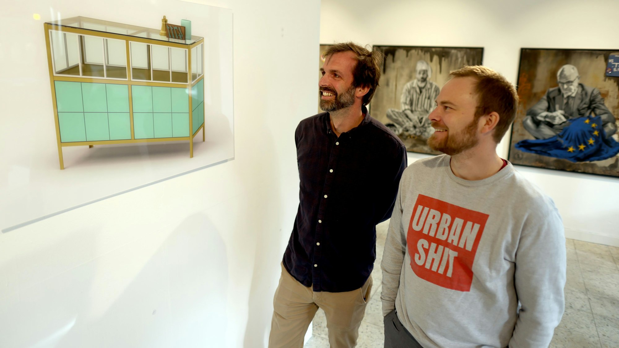 Tim Kerp und Tim Ossege stehen vor einem Bild.