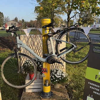 Der ADAC hat am Krewelshof in Lohmar eine Reparaturstation für Fahrräder installiert.