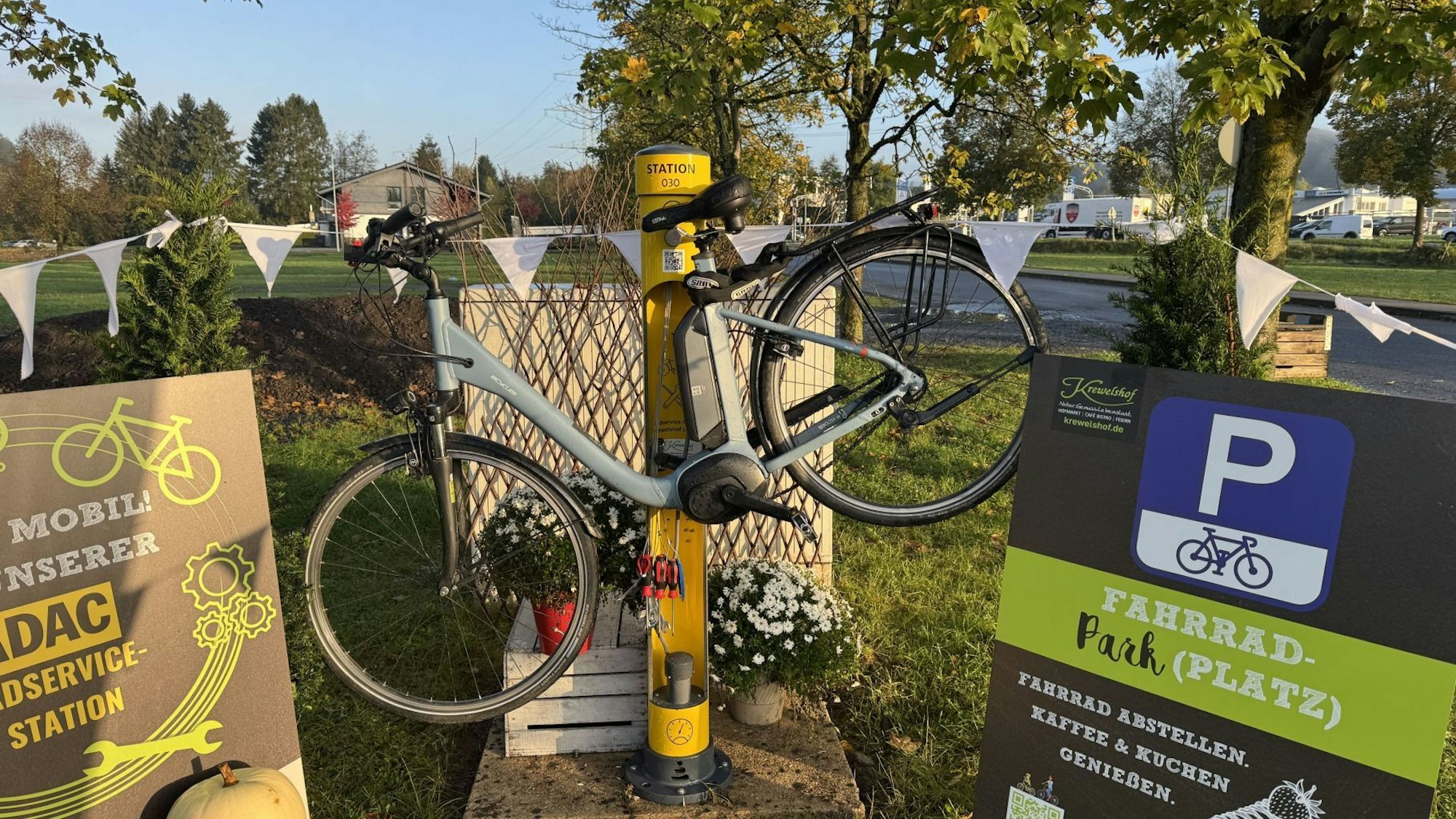 Der ADAC hat am Krewelshof in Lohmar eine Reparaturstation für Fahrräder installiert.