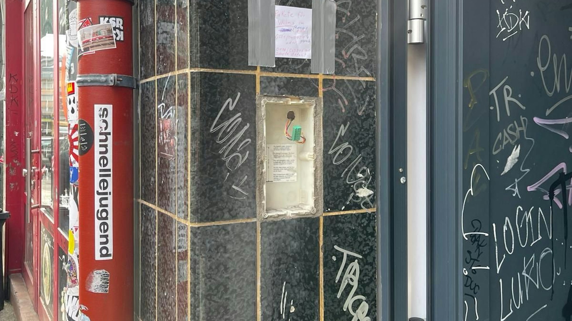 Die Klingelanlage auf der Zülpicher Straße fiel den Feiernden zum Opfer.