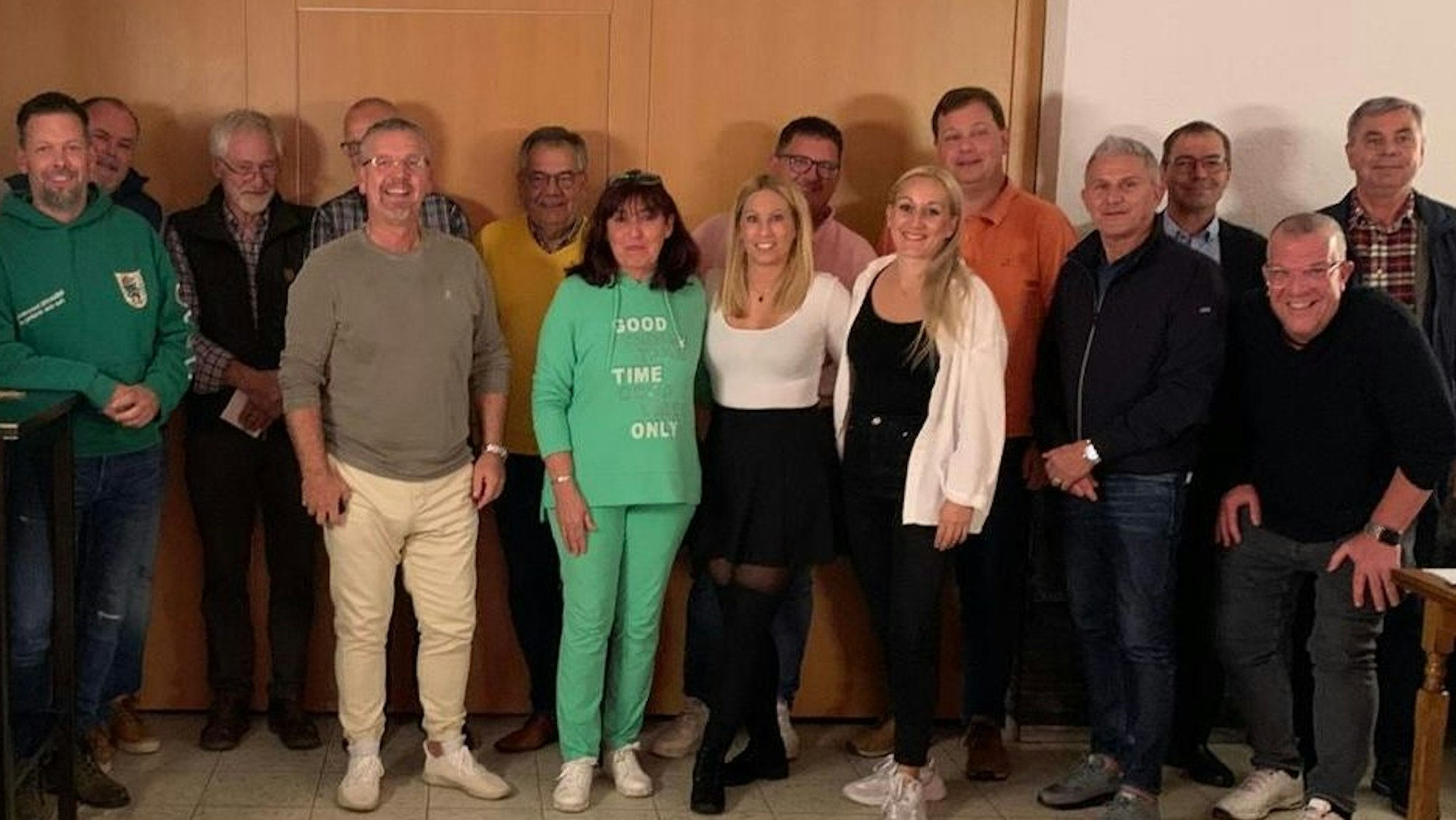 Das Foto zeigt die Vertreterinnen und Vertreter der Vereine, die das Festkomitee gegründet haben.