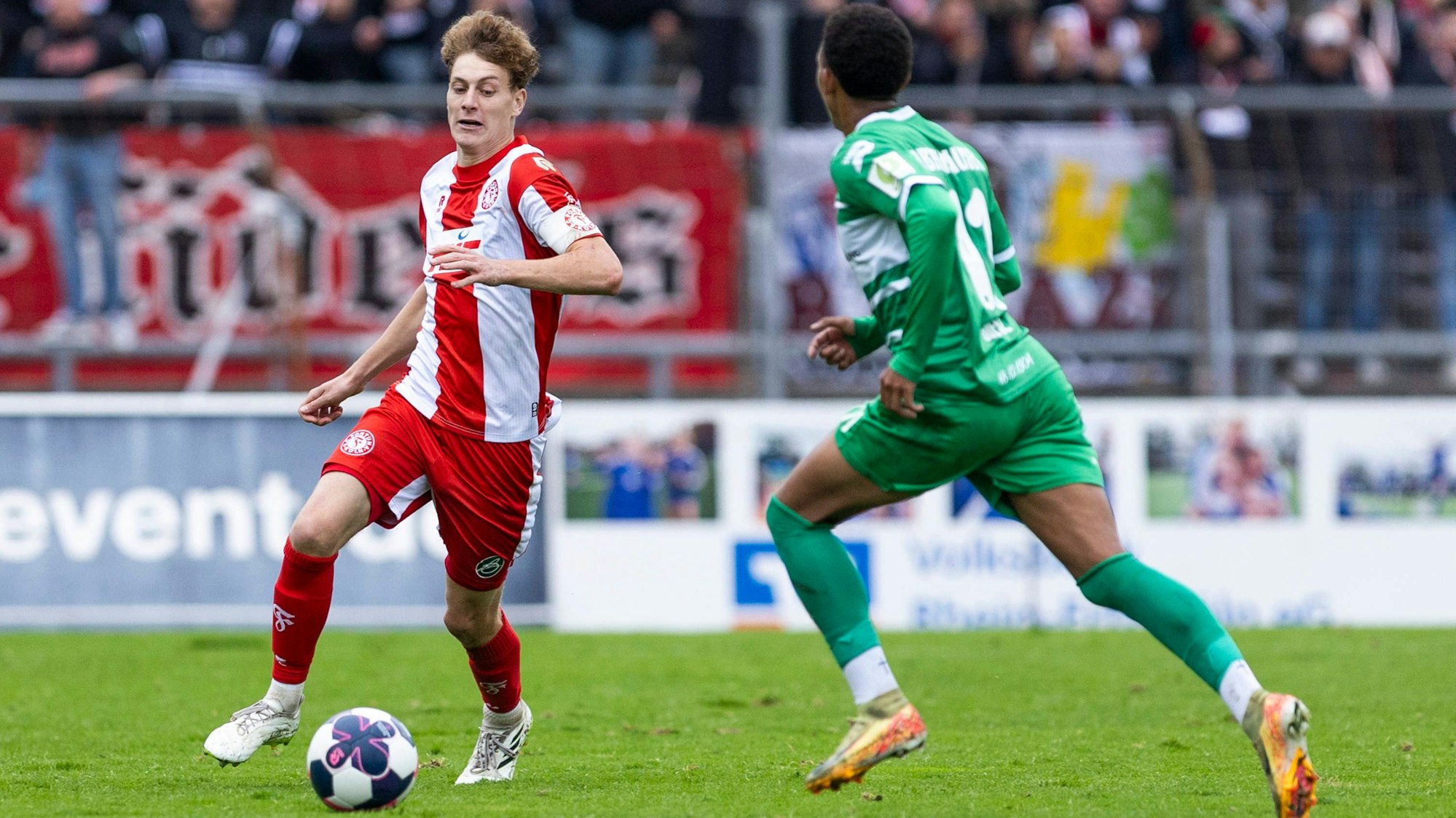 RECORD DATE NOT STATED Regionalliga West Fortuna Köln - Rot-Weiß Oberhausen, 12.10.2024 Seymour Fünger Fortuna Köln, 5 im Zweikampf mit Eric Gueye Rot-Weiß Oberhausen, 11. Regionalliga West, Fortuna Köln - Rot-Weiß Oberhausen, 11. Spieltag, am 12.10.2024, Südstadion, Köln *** Regionalliga West Fortuna Köln Rot Weiß Oberhausen, 12 10 2024 Seymour Fünger Fortuna Köln, 5 in duel with Eric Gueye Rot Weiß Oberhausen, 11 Regionalliga West, Fortuna Köln Rot Weiß Oberhausen, 11 matchday, on 12 10 2024, Südstadion, Cologne Copyright: xBEAUTIFULxSPORTS/Meuselx