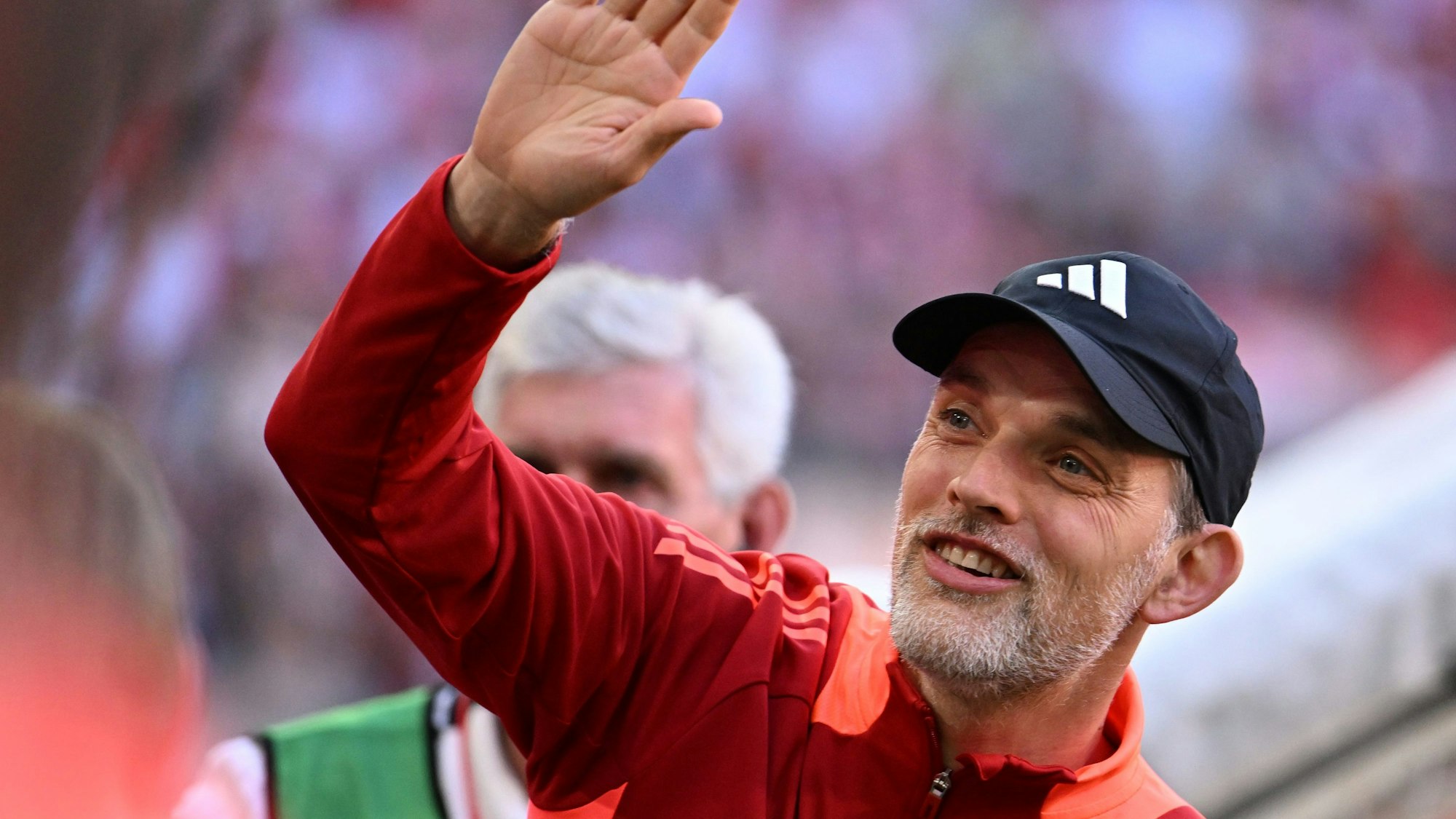 Thomas Tuchel winkt den Fans vor dem Spiel zu. (Archivbild)