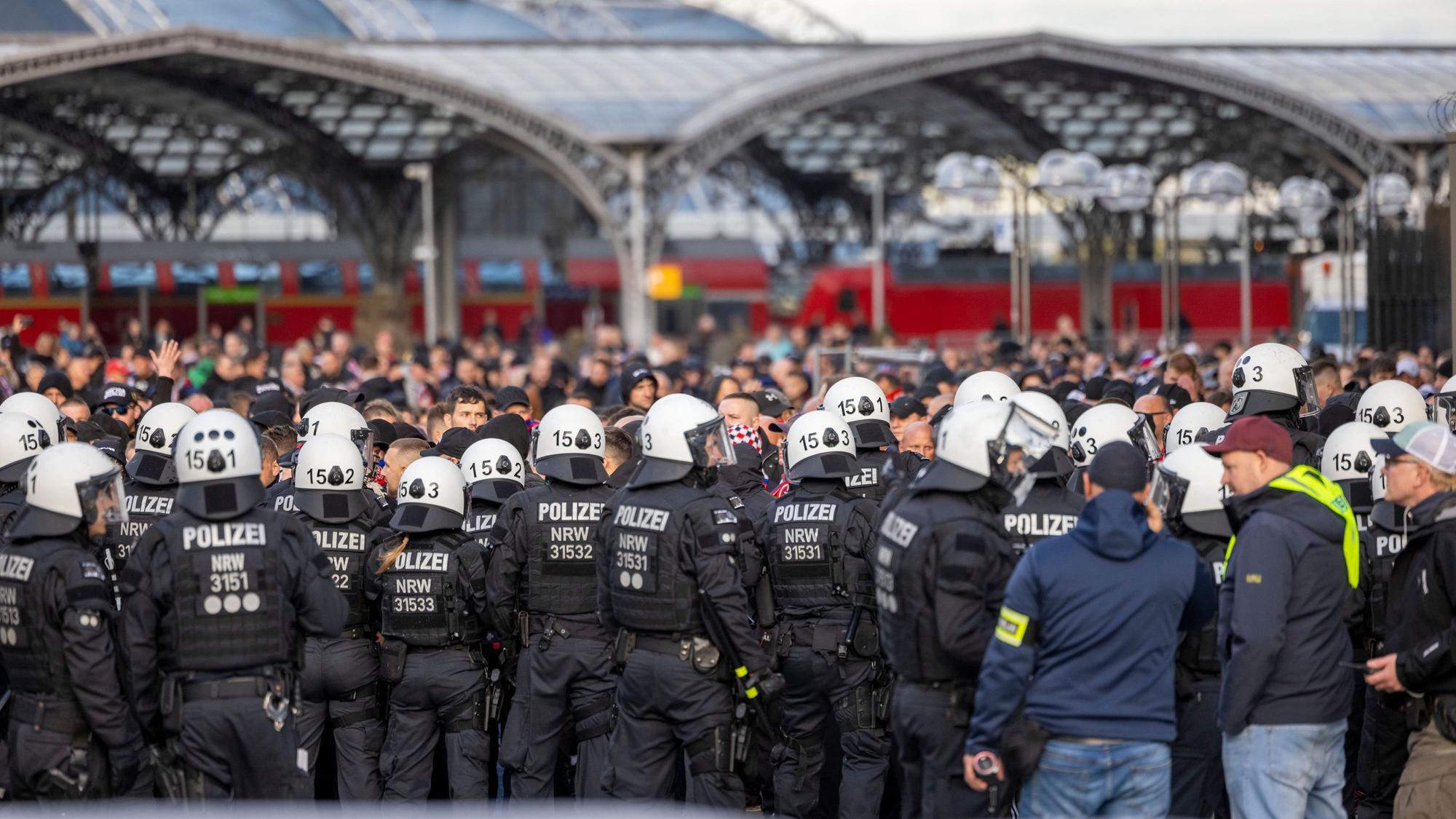 10.10.2024
Köln, NRW
Polnische Hooligans ziehen durch Köln
