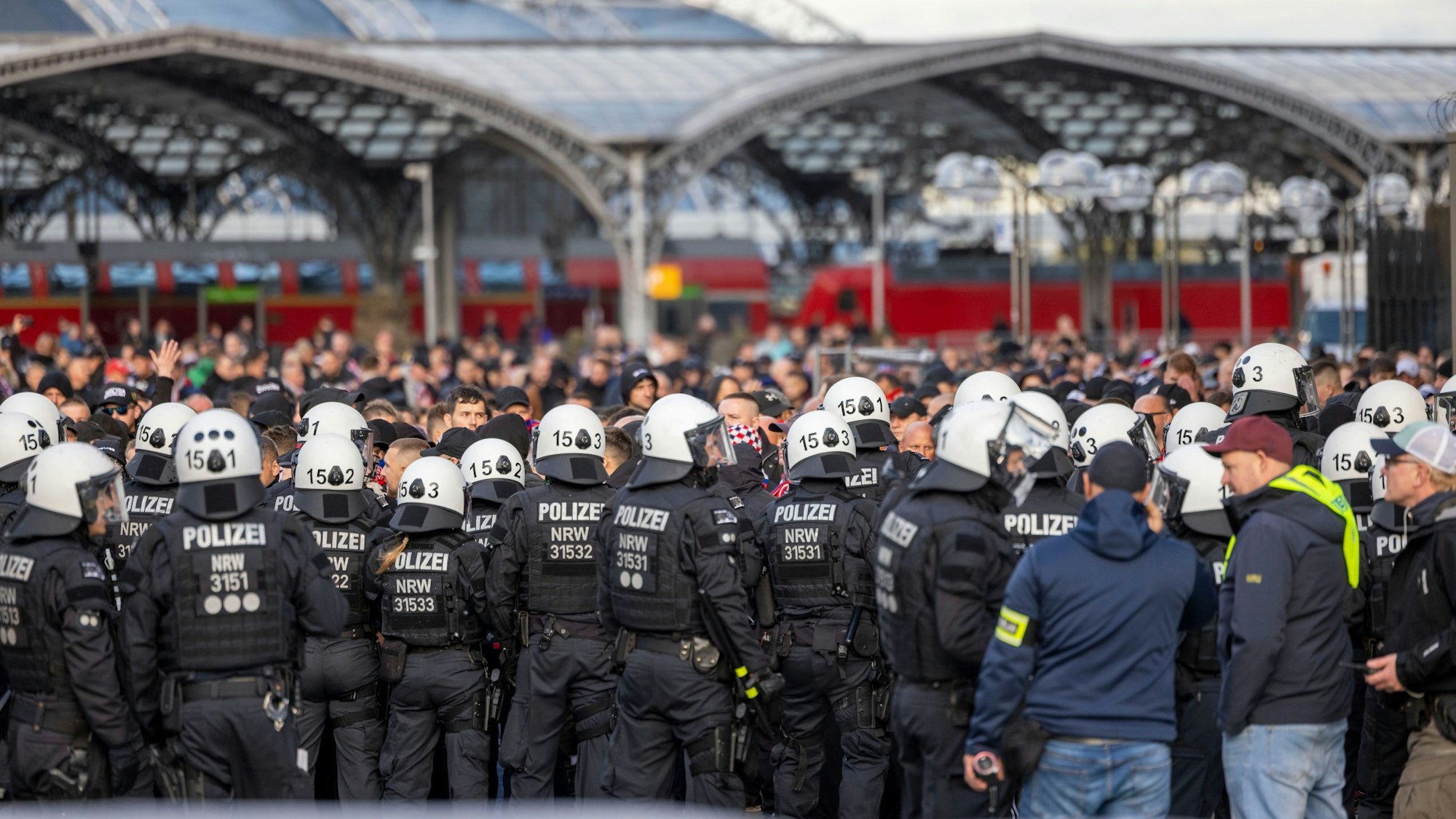 10.10.2024
Köln, NRW
Polnische Hooligans ziehen durch Köln