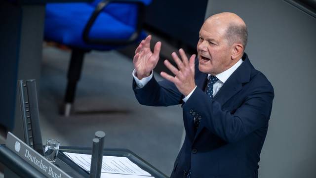 16.10.2024, Berlin: Bundeskanzler Olaf Scholz (SPD), spricht bei einer Regierungserklärung zum EU-Gipfel im Bundestag. Foto: Michael Kappeler/dpa +++ dpa-Bildfunk +++
