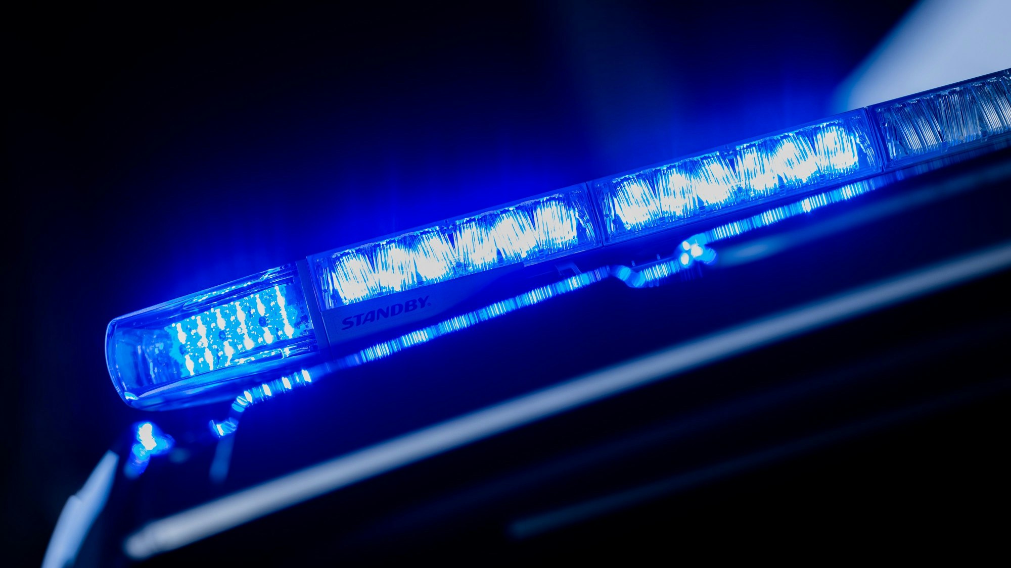 Ein leuchtendes Blaulicht auf einem Polizeifahrzeug.