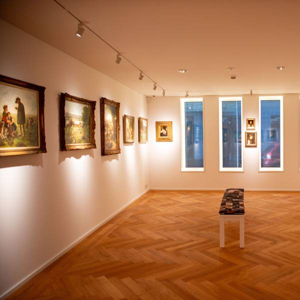 Eine Bank steht in einem der Ausstellungsräume des neuen Hubert-Salentin-Museums in Zülpich. An den Wänden hängen Gemälde.